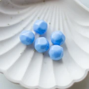 Perles rondes irrégulières facettées 14 mm en résine opaque - Bleu layette x1