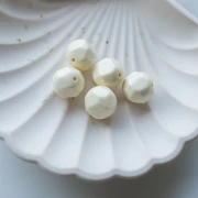 Perles rondes irrégulières facettées 14 mm en résine opaque - Ecru x1