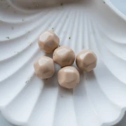 Perles rondes irrégulières facettées 14 mm en résine opaque - Beige x1