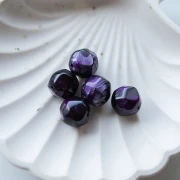 Perle ronde irrégulière facettée 14 mm résine translucide - Aubergine marbré