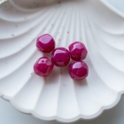 Perles rondes irrégulières facettées 14 mm en résine translucide - Fuchsia x1