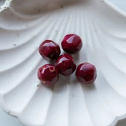 Perles rondes irrégulières facettées 14 mm en résine opaque - Bordeaux marbré x1