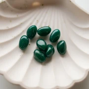 Perles nuggets irréguliers 13.5x9mm en résine opaque - Vert foncé pailleté doré x8