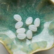 Perles nuggets irréguliers 13.5x9 mm en résine transparente - White opal x8