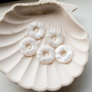 Pendentif donuts 21 mm en résine - Blanc nacré x1
