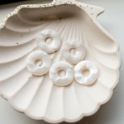 Pendentif donuts 21 mm en résine - Blanc nacré x1