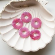 Pendentif donuts 21 mm en résine - Framboise marbré x1