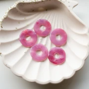 Pendentif donuts 21 mm en résine - Framboise marbré x1