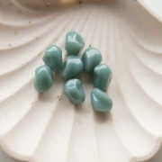 Perles nuggets irréguliers 13x9 mm en résine opaque - Celadon x8