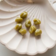Perles nuggets irréguliers 13x9 mm en résine opaque - Vert olive x8