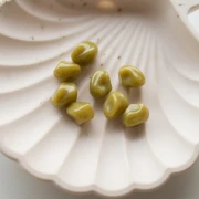 Perles nuggets irréguliers 13x9 mm en résine opaque - Vert olive x8