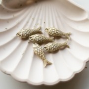 Pendentif poisson 27x9 mm en résine - Ivoire Doré x1