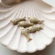 Pendentif poisson 27x9 mm en résine - Ivoire Doré x1