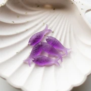 Pendentif poisson 27x9 mm en résine - Violet translucide x1