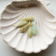 Pendentif poisson 27x9 mm en résine - Tilleul - Marbré doré x1