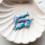 Pendentif poisson 27x9 mm en résine - Marbré Bleu - Mangenta - Vert fluo x1