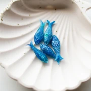 Pendentif poisson 27x9 mm en résine - Marbré Multi-bleu x1
