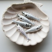 Pendentif poisson 48x11.5 mm en résine - Argenté x1