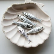 Pendentif poisson 48x11.5 mm en résine - Argenté x1