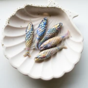 Pendentif poisson 48x11.5 mm en résine - Marbré multicolore - Doré x1