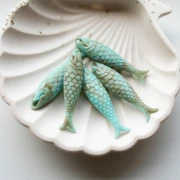 Pendentif poisson 48x11.5 mm en résine - Turquoise marbré x1