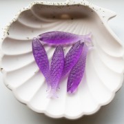 Pendentif poisson 48x11.5 mm en résine - Violet translucide x1
