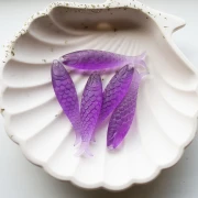 Pendentif poisson 48x11.5 mm en résine - Violet translucide x1