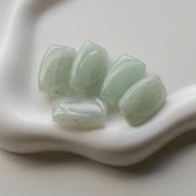 Perle rectangle strié 25x17 mm en résine - Vert de gris pailleté doré x1