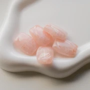 Perle rectangle strié 25x17 mm en résine - Rose pâle pailleté doré x1