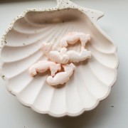 Perle hippocampe 29x15 mm en résine - Beige rosé marbré x1