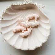 Perle hippocampe 29x15 mm en résine - Beige rosé marbré x1