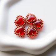 Perle cœur 17.5 mm avec mini boules en résine transparente - Rouge - Doré x1