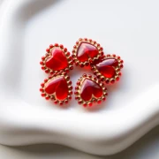 Perle cœur 17.5 mm avec mini boules en résine transparente - Rouge - Doré x1
