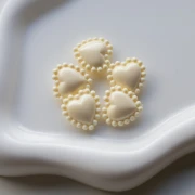 Perle cœur 17.5 mm avec mini boules en résine opaque - Ivoire x1