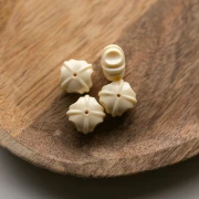 Perles rondelles travaillés 16 mm en résine opaque - Ivoire x4