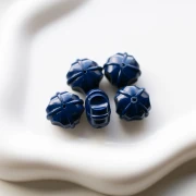 Perles rondelles travaillés 18 mm en résine opaque - Bleu foncé x1