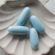 Perle olive 34x14 mm en résine opaque - Marbré Baby blue x1