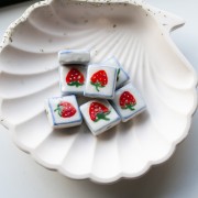 Perle carrée 16 mm en céramique - motif fraise - Blanc - Rouge x1