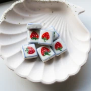 Perle carrée 16 mm en céramique - motif fraise - Blanc - Rouge x1