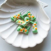 Perle Santiag - botte de cowboy 24x17 mm en verre - Motif fruit - Vert - Pêche