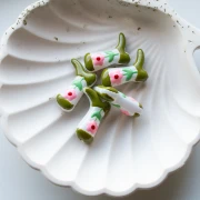 Perle Santiag - botte de cowboy 24x17 mm en verre - Motif fleur - Kaki - Rose