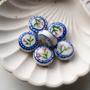 Perle ronde aplatie 19 mm en céramique - motif fleurs - Blanc - Bleu x1