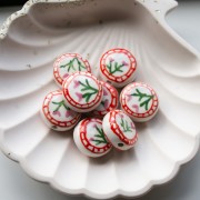 Perle ronde aplatie 19 mm en céramique - motif fleurs - Blanc - Rose x1