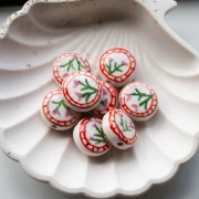 Perle ronde aplatie 19 mm en céramique - motif fleurs - Blanc - Rose x1