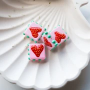 Perle carré 17 mm en verre avec petites boules - motif coeur - Rose - Rouge x1