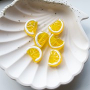 Perle tranche de citron 18x13 mm en verre - Jaune - Blanc x1