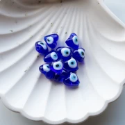 Perle coeur 9.5x11 mm en verre - motif oeil - Bleu foncé - Blanc x1