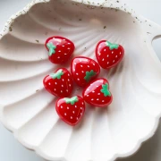 Perle coeur 17x18 mm en acrylique - motif fraise - Rouge x1