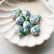Perle poisson 23x16 mm en céramique - motif rayé - Vert - Bleu - Blanc x1