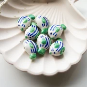 Perle poisson 23x16 mm en céramique - motif rayé - Vert - Bleu - Blanc x1